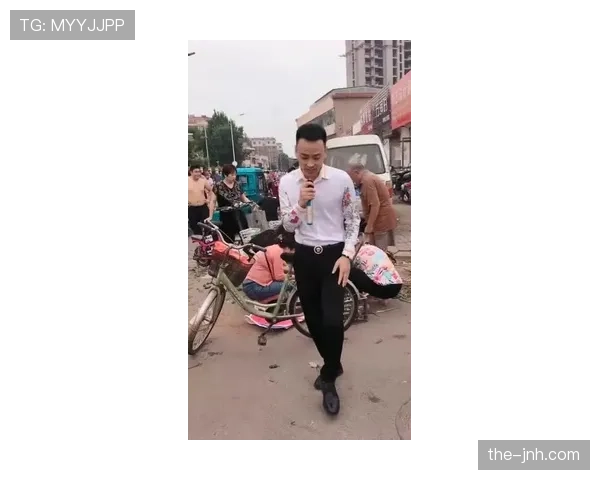 杨千霖逛菜市场穿得像隔壁小哥，手腕那块表一闪我就忘了要买菜
