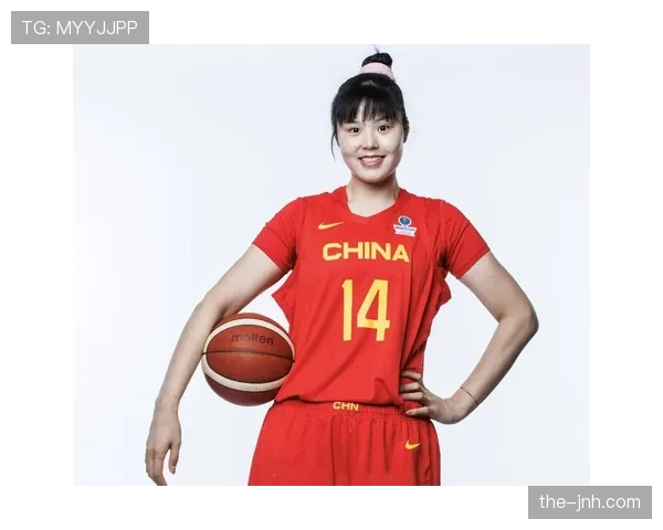 李月汝今天居然穿了百来块的淘宝鞋,跟她场上的霸气家完全不是一个人啊! 李月汝今天居然穿了百来块的淘宝鞋,跟她场上的霸气家完全不是一个人啊!